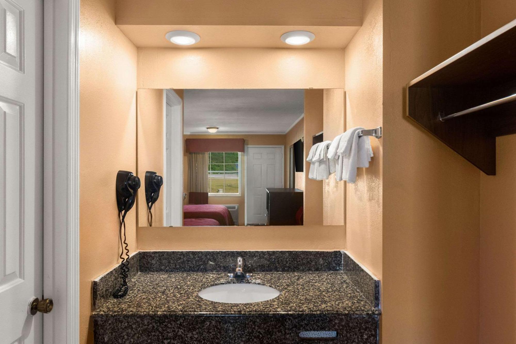 Econo Lodge Cornersville Buitenkant foto